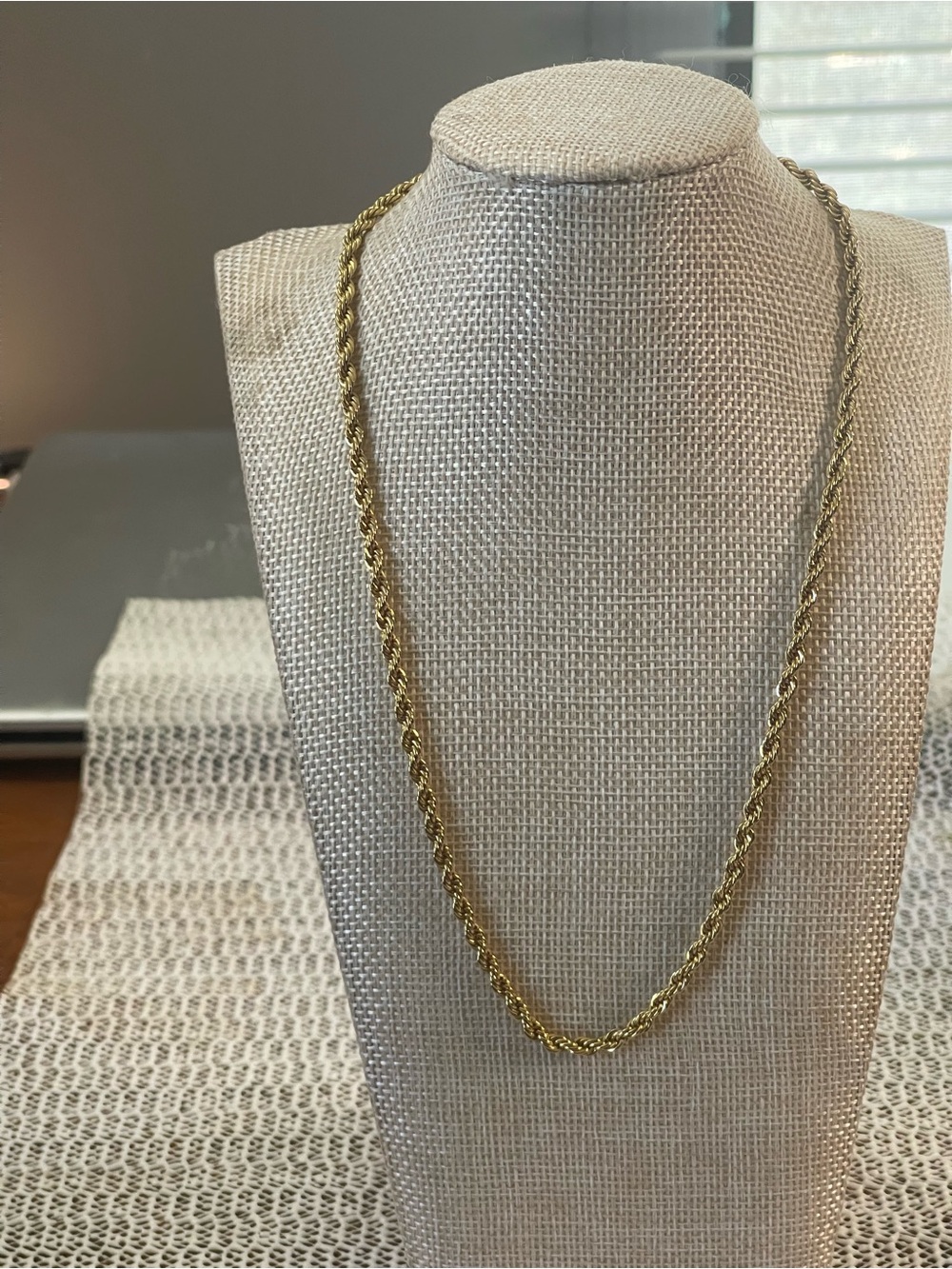 New Avon Gold tone Rope Chain Necklace, 16”